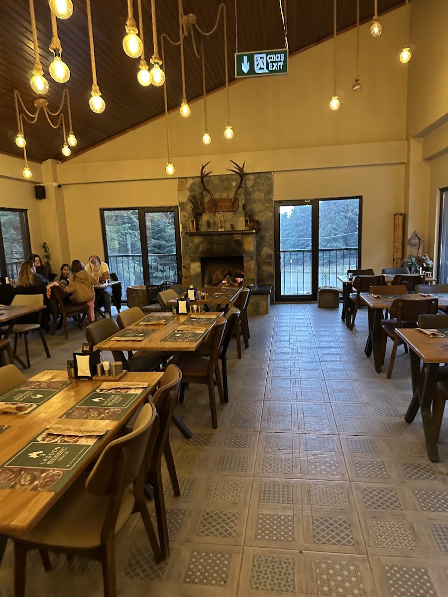 Lagoon Gölcük'ün şömineli restoran salonu